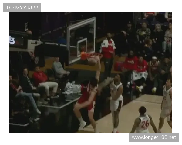 杨瀚森训练完直接去夜市啃烤串，这反差谁懂啊