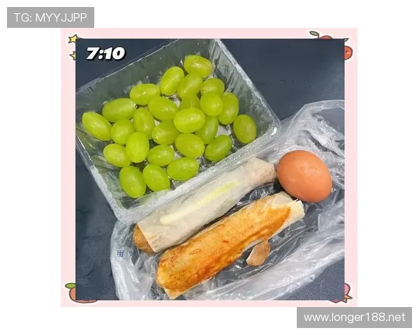 常园家的冰箱里只有鸡胸肉和蛋白粉，连瓶可乐都找不到