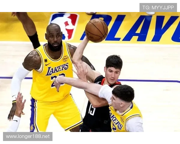 詹姆斯季后赛关键挡拆助攻率提升 拉开湖人进攻节奏